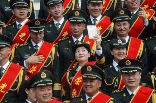軍官轉業(yè)政策最新探索，小巷獨特風味與轉業(yè)安置新動向