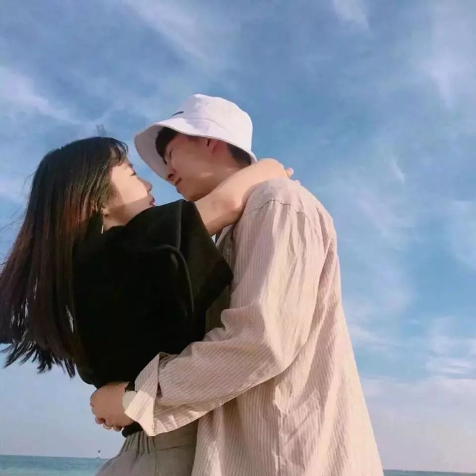 自然美景中的浪漫情侶頭像之旅，最新帥氣情侶頭像精選
