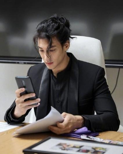 張演員男的舞臺與熒屏之旅，學(xué)習(xí)成長與自信光芒的展現(xiàn)