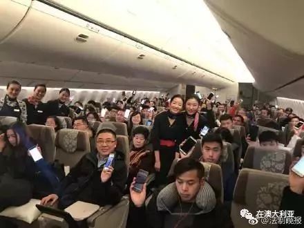 藍(lán)航空姐王靜新篇章，翱翔天際的溫暖使者，展現(xiàn)職業(yè)風(fēng)采與愛心傳遞