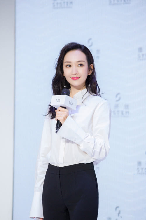 王鷗明星大偵探造型，自然美景中的心靈探索之旅