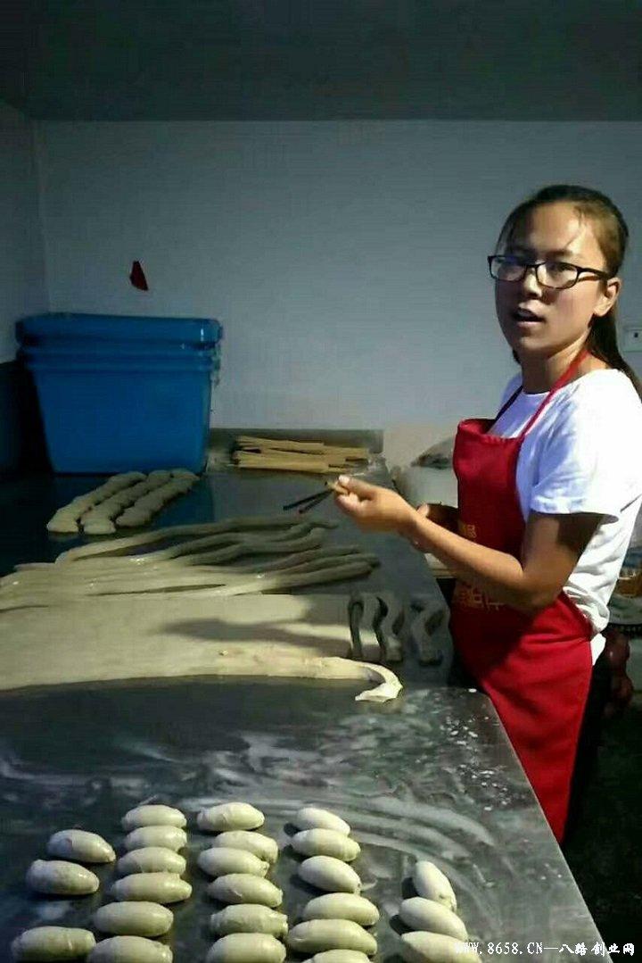 革新烘焙工藝，引領(lǐng)行業(yè)新潮流，最新烤面筋機(jī)亮相！