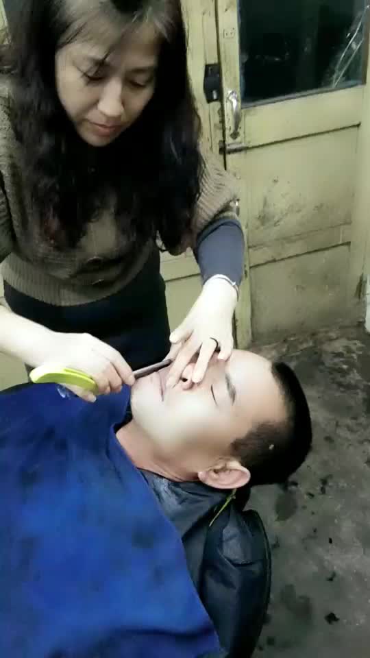 女人刮臉最新視頻，時尚美容新趨勢揭秘