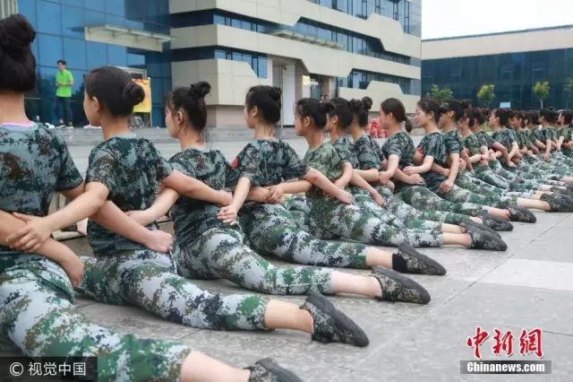 獨家揭秘，探索小巷深處的軍訓新風尚——2025軍訓最新視頻亮相！